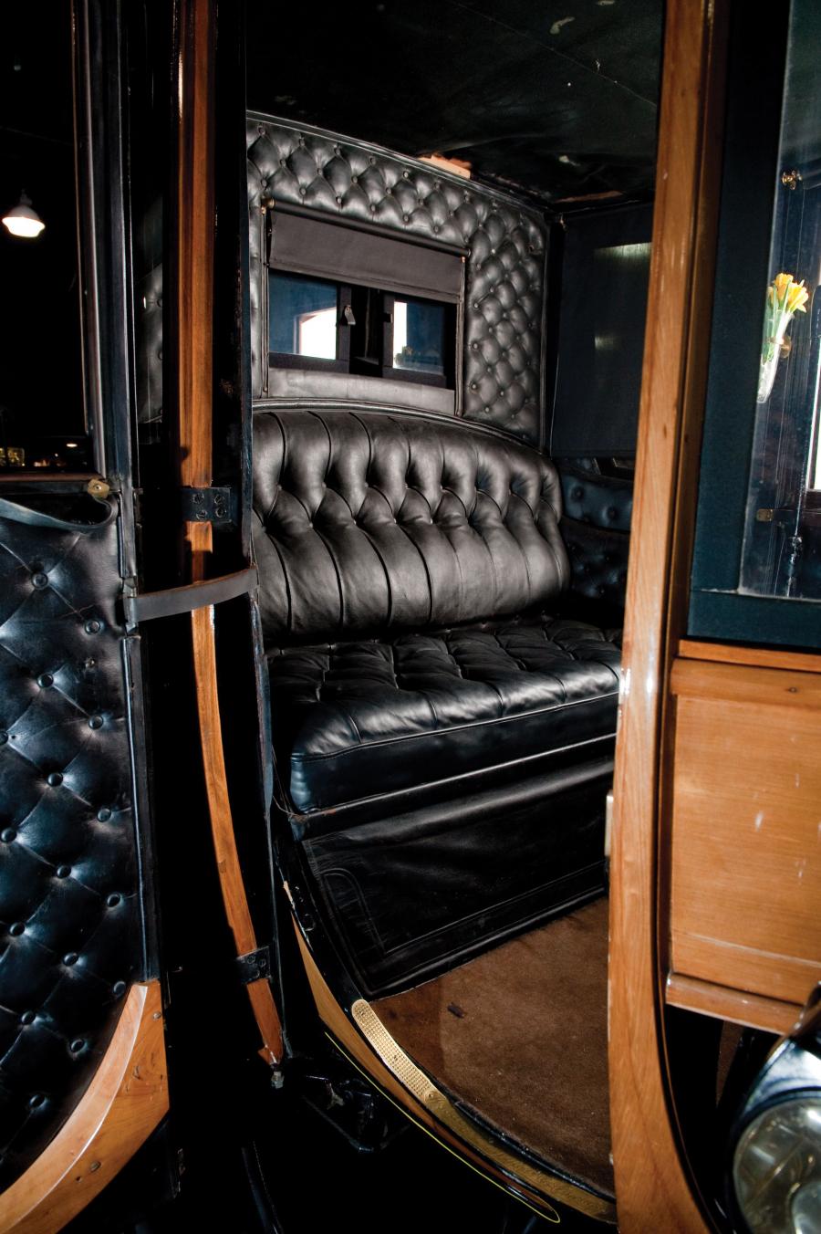 Интерьер Woods Electric Style 214A Queen Victoria Brougham 1905 года  (фото 15 из 21)